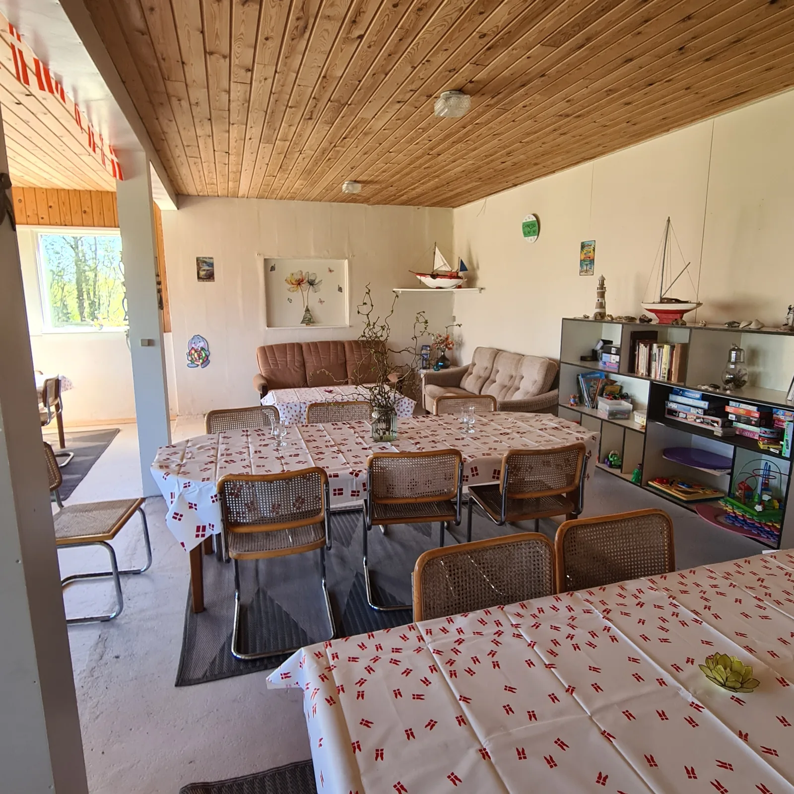 Der Gemeinschaftsraum mit Sofas und Tischen