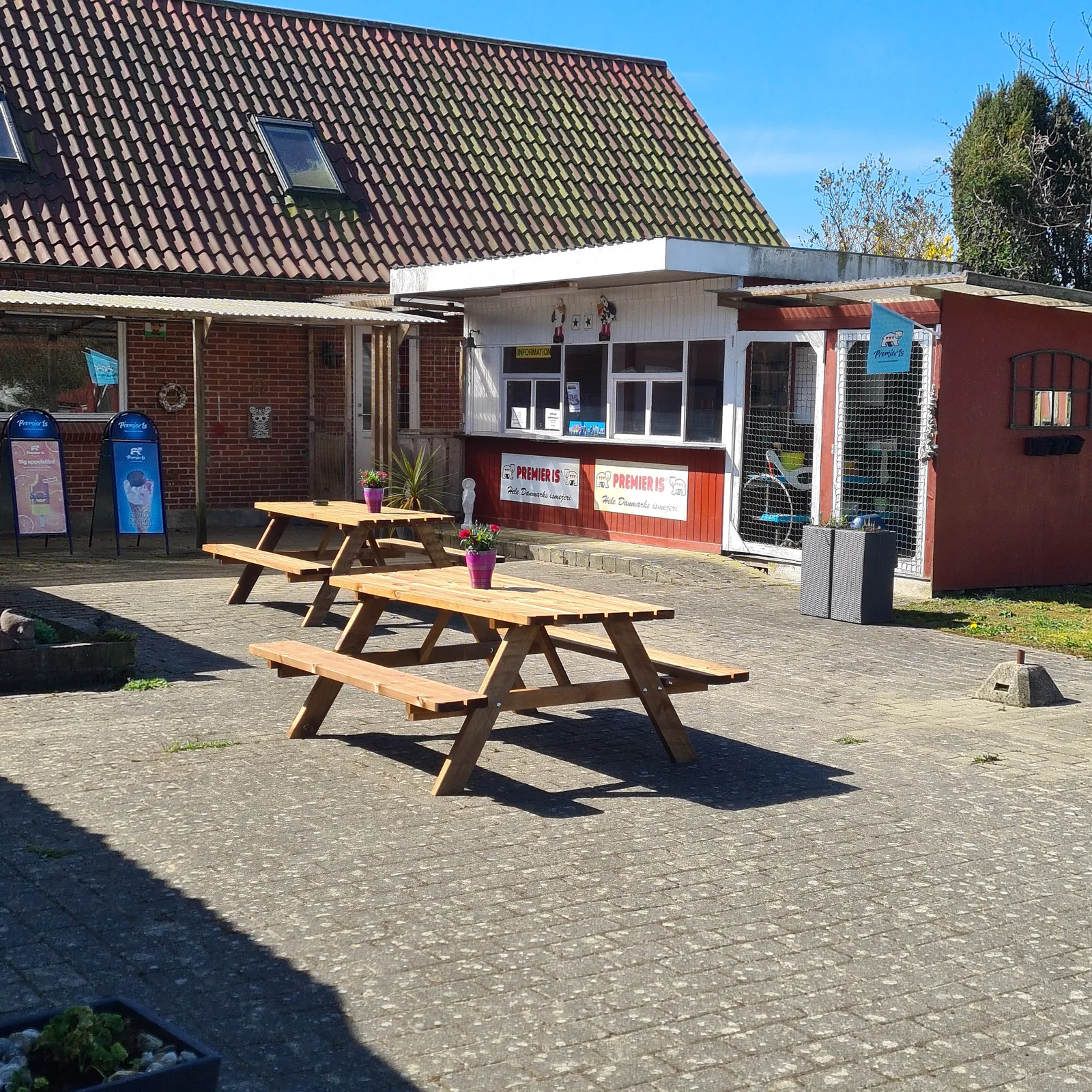 Der Kiosk mit Getränken und Eis